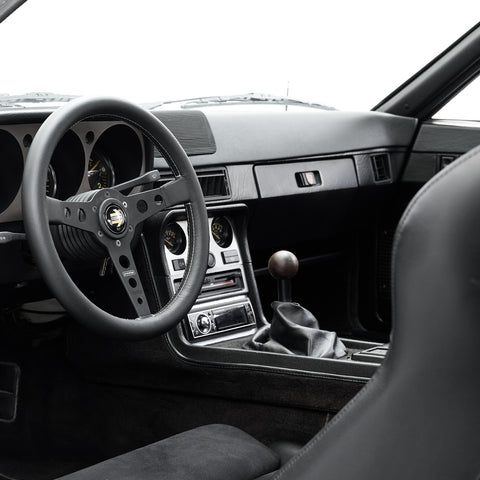 dark wooden shift knob with black metal shaft in an porsche 944