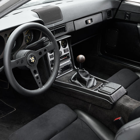 Gear shift knob made of dark wenge wood in a Porsche 944